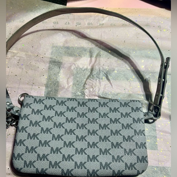 Michael Kors wristlet 8x5 - Picture 5 of 6